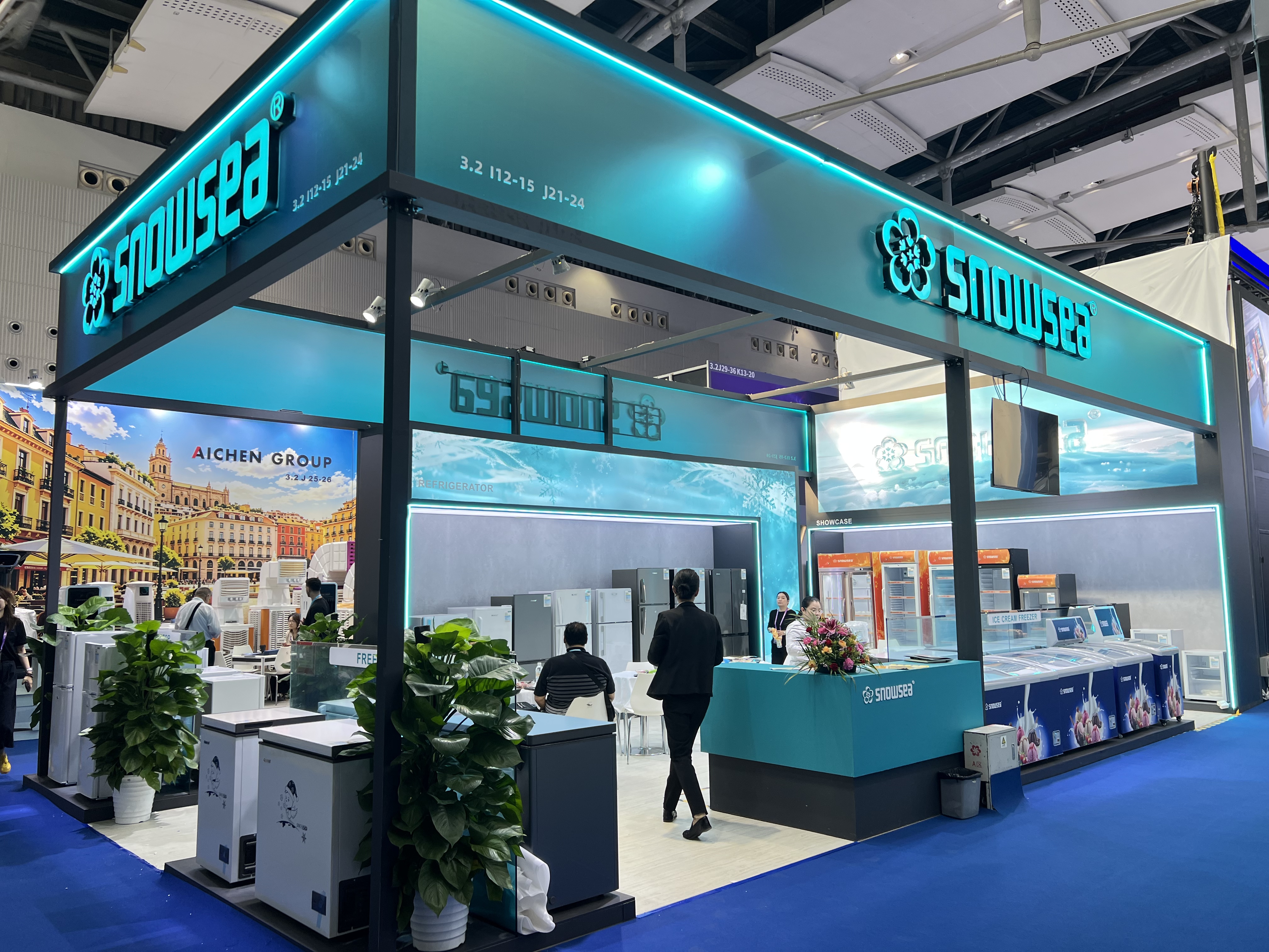 Alt=“Stand de Snowsea en la Feria de Cantón, stand de exposición de electrodomésticos de refrigeración con letrero de marca y área de exhibición de productos”