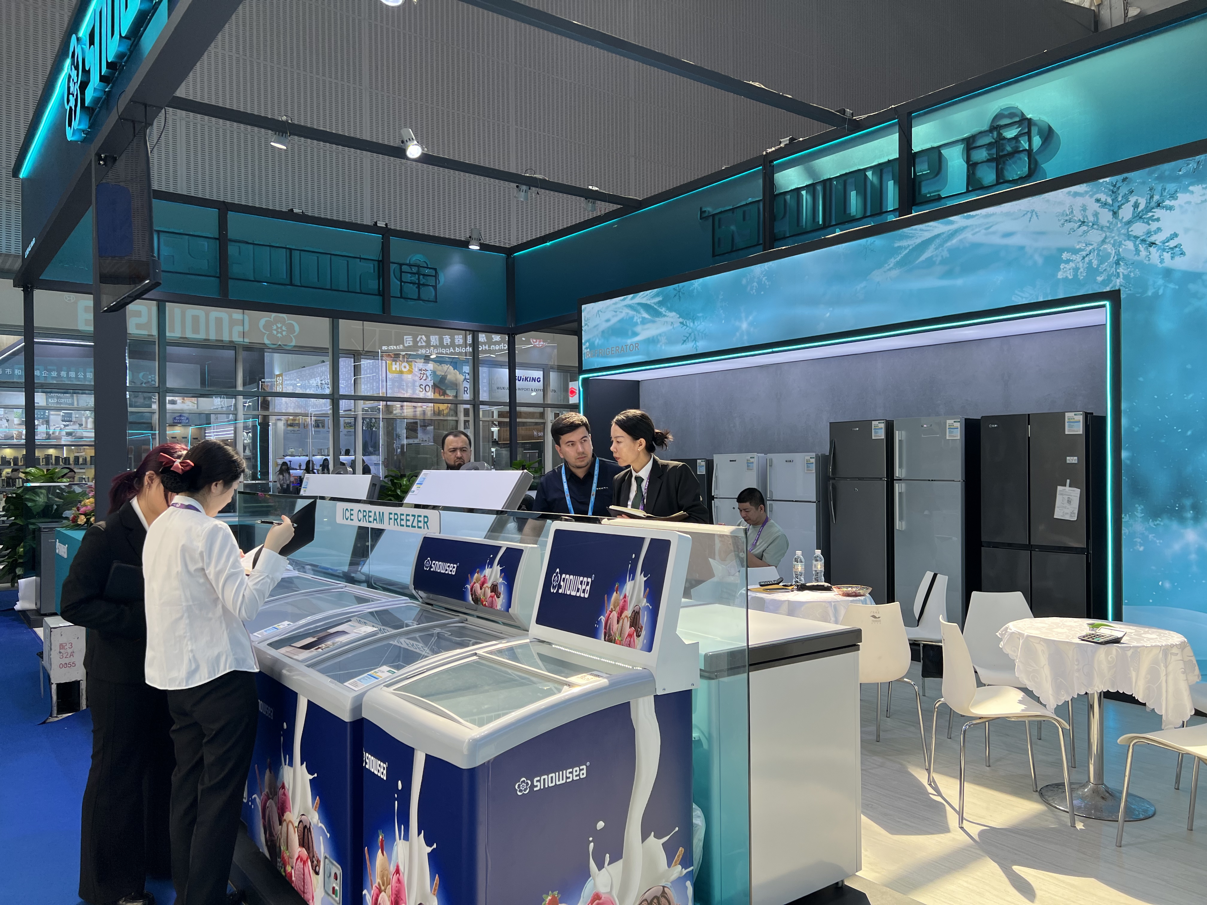 Alt=“Snowsea ice cream freezers on display at Canton Fair, commercial glass top chest freezers for frozen food retail”